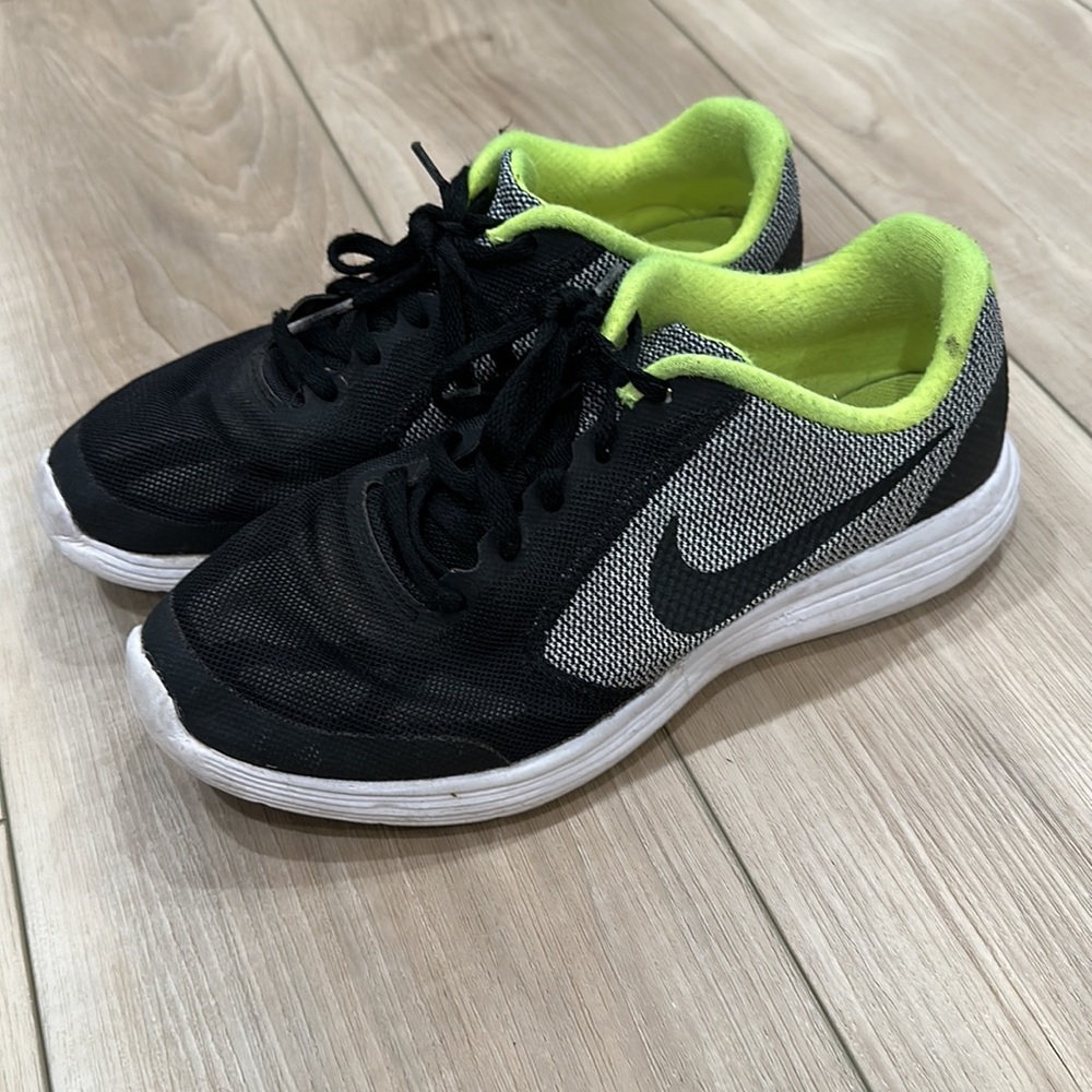 VGUC NIKE Brand Running Athletic Boys Youth Shoes Sneakers Size 7 Y